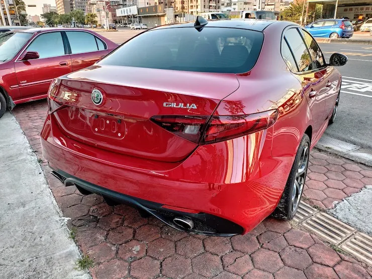 2017 愛快羅密歐 Alfa Romeo Giulia Ti 競技紅 ACC主動巡航跟車 五葉式槍色鋁圈 - 3